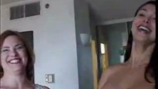 Esclava pelirroja humillada xnxx gratis en español entrenando de rodillas