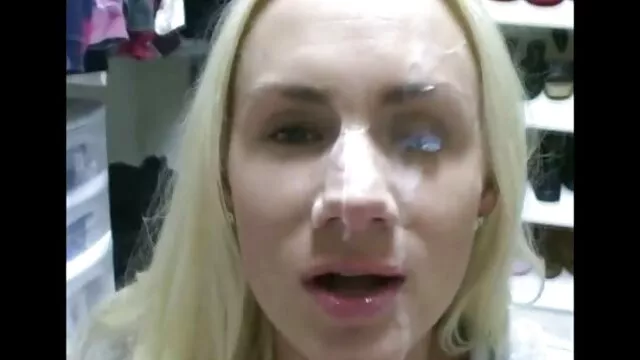¡La milf rubia tetona porno gratis en español Julia Ann fuma un cigarrillo y juega con el coño!