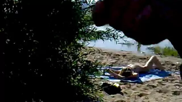 Morena gordita Elouise Lust jugando con pormo casero español el coño por placer