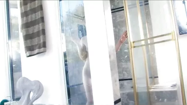 Puta colombiana rubia haciendo españolas culonas follando una mamada